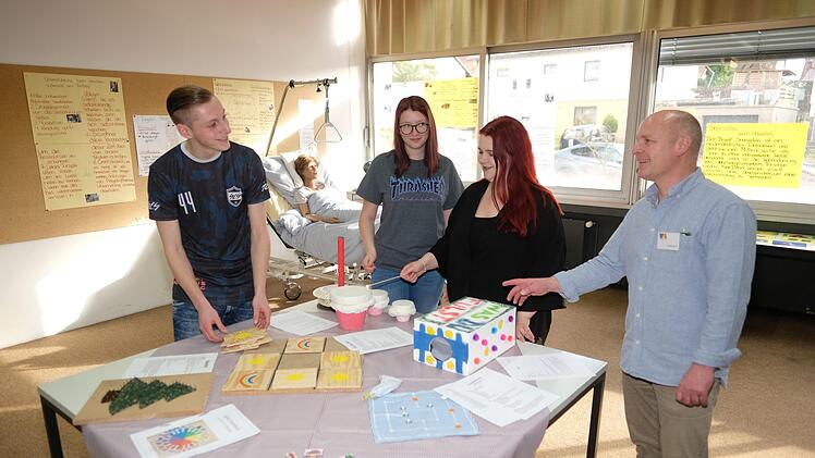 Die angehenden Sozialbetreuer Joey B&ouml;ttger, Chantal Tratschke und Laura Gue geben mit ihrem Lehrer Georg Quast Einblicke in den fachpraktischen Unterricht.  Foto: Claus Berger
