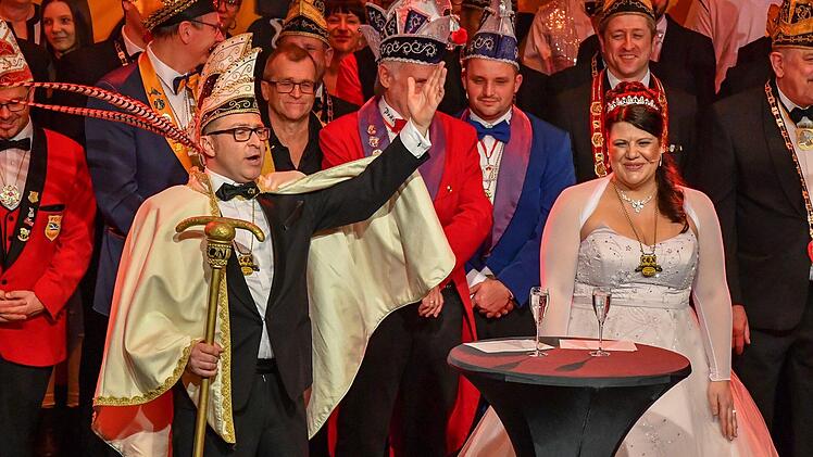 Das aktuelle Prinzenpaar Antje I. und Oli I. bleibt noch ein bisschen länger im Amt.Ronald Rinklef