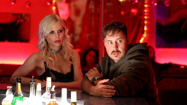 Mit einer Prostituierten (Katharina Kolb) am Bartresen: Ist der Ex-Soldat Harald Gratzl (Wolfgang Rauh) der gesuchte Serienm&ouml;rder, der bereits mehrere Prostituierte ermordet hat?