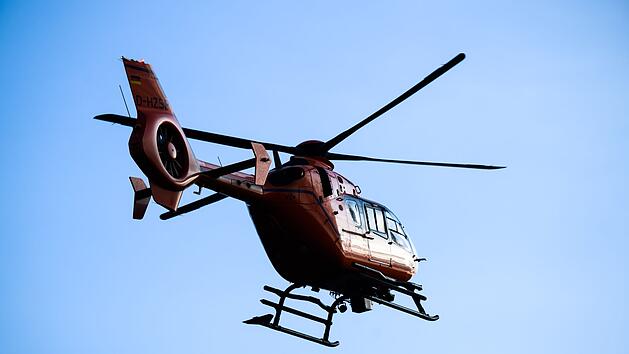 "Unter M&auml;hraupe eingeklemmt": 51-J&auml;hriger lebensbedrohlich verletzt - Heli kommt