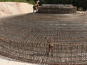 Je 20 Meter Durchmesser haben  die vier  Eisengeflechte für die  Windräder, die in der kommenden Woche unter Beton verschwinden.   Foto: Andreas Dorsch