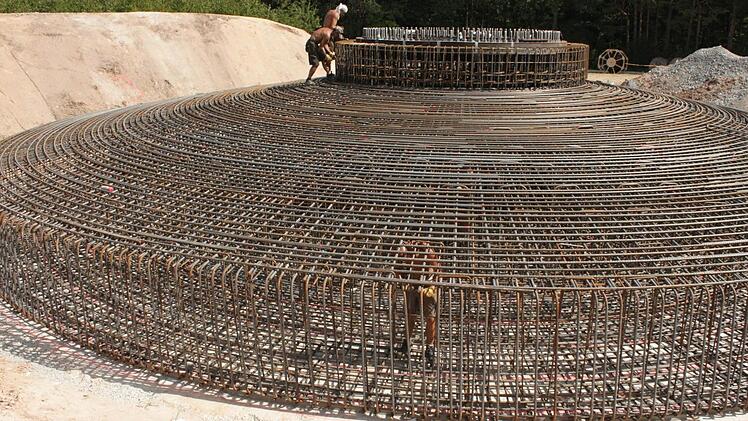 Je 20 Meter Durchmesser haben  die vier  Eisengeflechte für die  Windräder, die in der kommenden Woche unter Beton verschwinden.   Foto: Andreas Dorsch