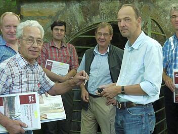 In den Keller konnten sie nicht - denn dort steht Wasser. Also fand die Übergabe der Managementpläne und Keller-Schlüssel mit Werner Thomas, Ernst Bohla, Norbert Wimmer, Herbert Rebhan, Uwe   Wolf und  Andreas Niedling  im Freien statt. Foto: Berthold Köhler