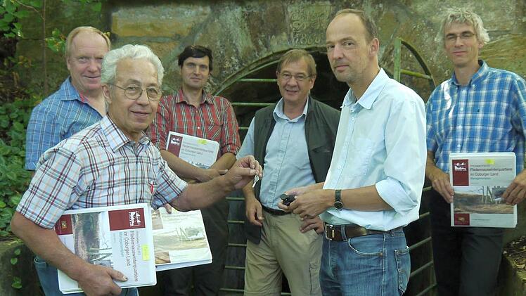 In den Keller konnten sie nicht - denn dort steht Wasser. Also fand die Übergabe der Managementpläne und Keller-Schlüssel mit Werner Thomas, Ernst Bohla, Norbert Wimmer, Herbert Rebhan, Uwe   Wolf und  Andreas Niedling  im Freien statt. Foto: Berthold Köhler