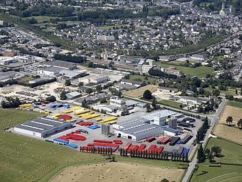 1982 weihte die Firma Hegler in Westfrankreich ihr Zweigwerk ein. Die Luftaufnahme zeigt die Anlage in derzeitiger Größe.  Fotos: PR