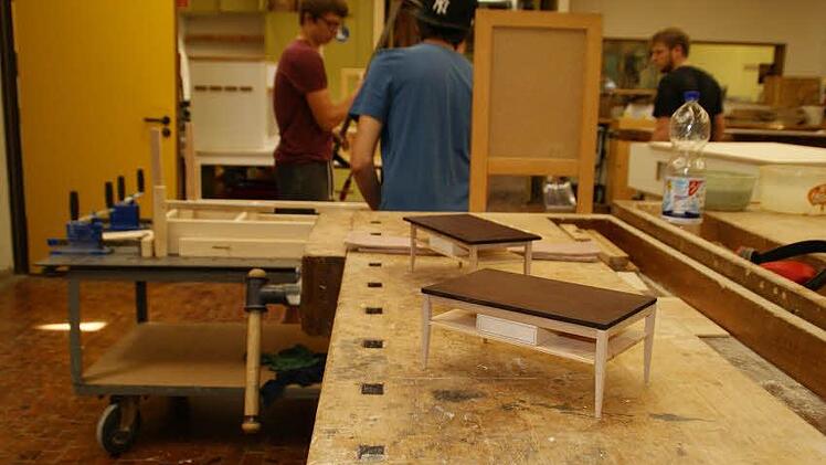 Die Schüler des BGJ Holztechnik an der Berufsschule Haßfurt arbeiten derzeit in vier Teams an ihren Abschlussarbeiten. Von der Planzeichnung über das Modell führt der Weg zum fertigen Wohnzimmertisch. Die vier Tische werden dann meistbietend verkauft und sollen die Abschlussfeier finanzieren. Das BGJ ist das erste Ausbildungsjahr für die angehenden Schreiner. Nach dem Zeugnis geht es in die jeweiligen Ausbildungsbetriebe. Foto: sw