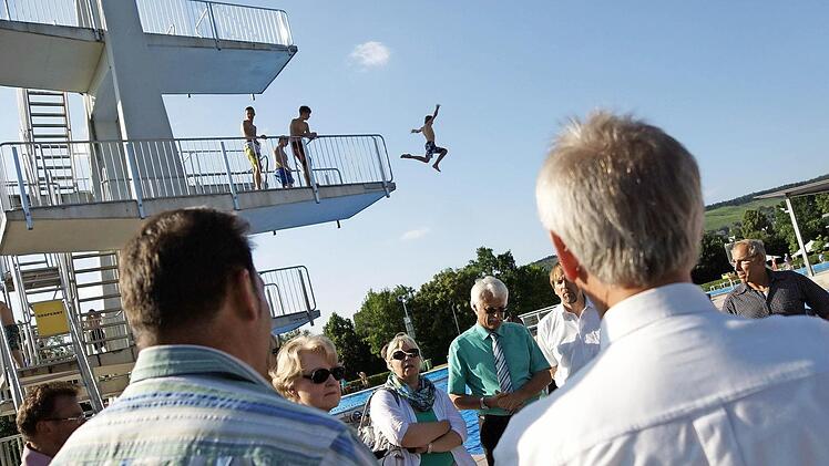 Bisher war das neue Duschgebäude am Sprungturm geplant. Die Stadträte besichtigen den Standort.