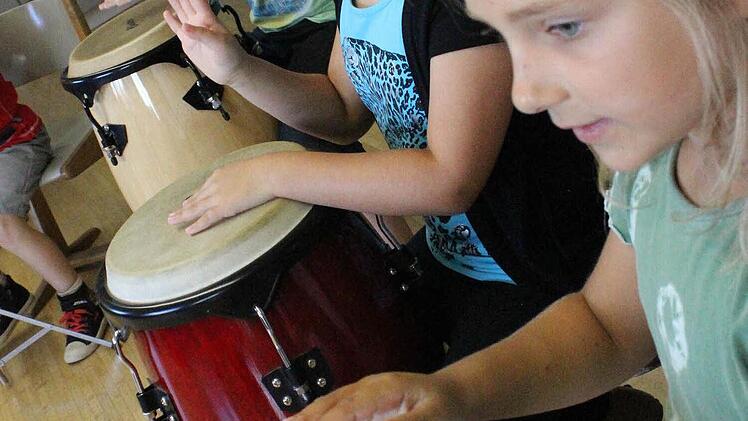 Immer schön im Takt: Leonie, Doreen und Miriam entwickeln schnell ein Gefühl für Rhythmus. Foto: Nina Grötsch
