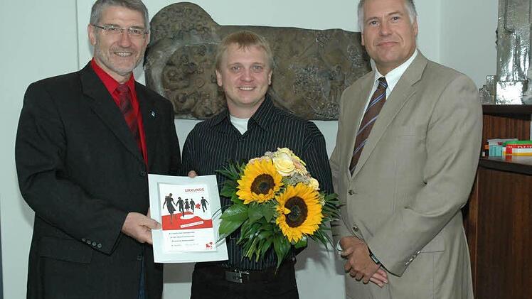 Zu seinem selbstlosen Engagement gratulierten Alexander Reißenweber (Mitte) Landrat Michael Busch (links) und der Klinikums-Geschäftsführer Mario Bahmann (rechts).  Foto: Edwin Meißinger