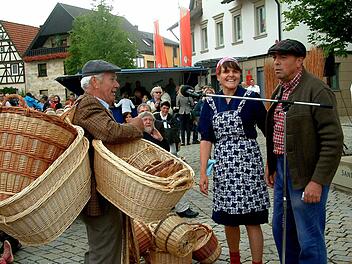 In einer Spielszene führten Rudi Rippstein sowie Karin und Ralf Wagner auf etwas humorvolle Art vor, wie die Sander Raaser in früheren Jahren ihre Korbwaren bei Haustürgeschäften an den Mann bzw. die Frau brachten. Fotos Alfons Beuerlein