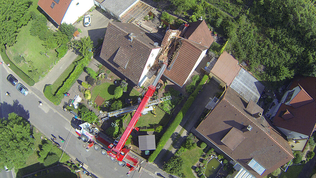 Kran stürzt auf Wohnhaus