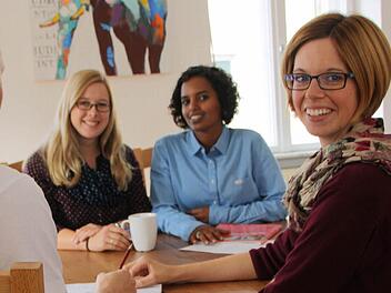 Vera Kaufmann (von links), Selamauit Berhane und Birgit Bittl in einer nachgestellten Szene bei der Betreuung der unbegleiteten minderjährigen Flüchtlinge. Foto: Ralf Ruppert