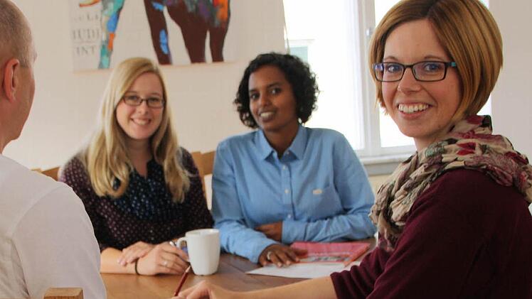 Vera Kaufmann (von links), Selamauit Berhane und Birgit Bittl in einer nachgestellten Szene bei der Betreuung der unbegleiteten minderjährigen Flüchtlinge. Foto: Ralf Ruppert