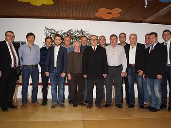 Die Ehrungen standen im Mittelpunkt der Weihnachtsfeier der Schiedsrichter-Gruppe Bad Kissinger. Unser Bild zeigt die einsatzfreudigen Unparteiischen zusammen mit Bezirkschiedsrichter-Obmann Norbert Kröckel (links) und Gruppen-Obmann Alexander Arnold. Foto: privat