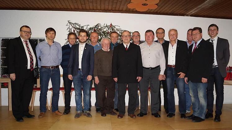 Die Ehrungen standen im Mittelpunkt der Weihnachtsfeier der Schiedsrichter-Gruppe Bad Kissinger. Unser Bild zeigt die einsatzfreudigen Unparteiischen zusammen mit Bezirkschiedsrichter-Obmann Norbert Kröckel (links) und Gruppen-Obmann Alexander Arnold. Foto: privat