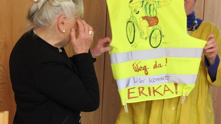 Kulturreferentin Gisela Lang überreichte der Witwe des Künstlers, Erika Dümlein, ein Geschenk.