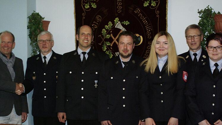 Bürgermeister Karlheinz Kickuth (links) und Kreisbrandmeister Klaus Wüscher (2. von rechts) gratulierten den Gewählten (von links) Berthold Neeb, Michael Kohlhepp, Manuel Ortmann, Luisa Hurrlein und Selina Burmeister. Foto: Winfried Ehling
