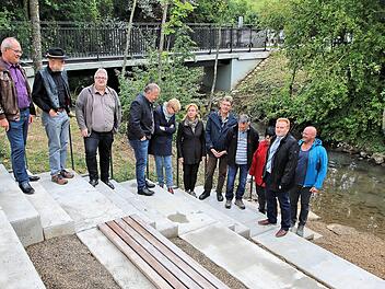 Der neue Parkplatz an der Lauer, der einen Teil der am Maßbacher Marktplatz weggefallenen Stellplätze ersetzt, wurde am Samstag eingeweiht. Außerdem wurde hier ein öffentlicher Zugang zur Lauer mit Stufen und Sitzgelegenheiten (unser Bild) geschaffen und die beiden Fußgängerbrücken über die Lauer und den Maßbach wurden saniert.  Foto: Dieter Britz