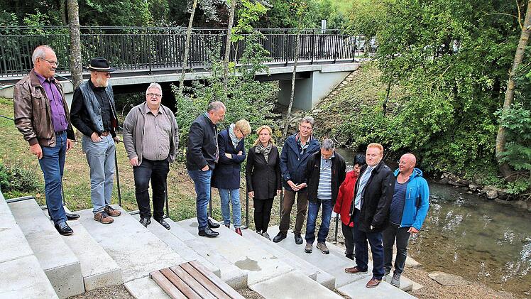Der neue Parkplatz an der Lauer, der einen Teil der am Maßbacher Marktplatz weggefallenen Stellplätze ersetzt, wurde am Samstag eingeweiht. Außerdem wurde hier ein öffentlicher Zugang zur Lauer mit Stufen und Sitzgelegenheiten (unser Bild) geschaffen und die beiden Fußgängerbrücken über die Lauer und den Maßbach wurden saniert.  Foto: Dieter Britz