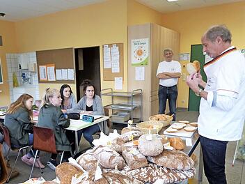 Manfred Stiefel bei der Brotprüfung Foto: Werner Reißaus