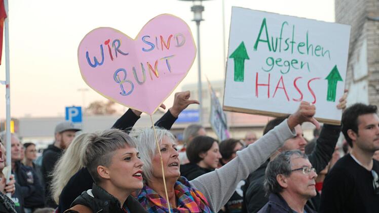 Rund 400 Menschen demonstrierten gestern vor der Fortuna Kulturfabrik in Höchstadt  während eines Wahlkampfauftritts der AfD-Politikerin Alice Weidel. Foto: Christian Bauriedel