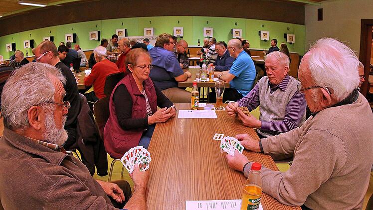 Schafkopf statt Schießen: zum traditionellen Turnier der königlich -privilegierten Schützengesellschaft Münnerstadt kamen 60 Frauen und Männer ins  Schützenhaus und spielten vier Stunden lang.  Dieter Britz