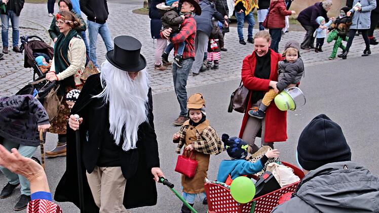 "Vater Abraham" mit Kindern im Gefolge. Foto: Helmut Will