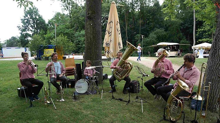 "Blechragout" spielte unter den Bäumen.    Foto: Richard Sänger