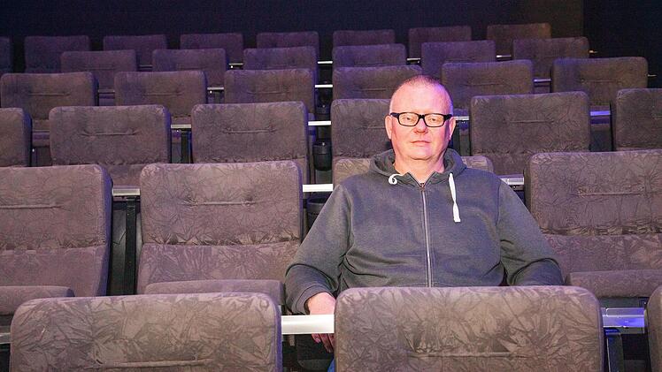 Bernd Hidding sitzt allein im Kino.