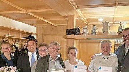 Auf der Weihnachtsfeier wurden verdiente und langjährige Mitglieder geehrt (von links): Karin Purucker, Florian Rose, Ingrid und Hans-Heinrich Grampp, Birgit Kraus, Vera Lauterbach, Alexander Schütz