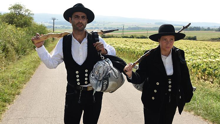 Auf der Walz: Altgeselle Cem (Sohel Altan Gol) nimmt Maria (Ronja Rath) unter seine Fittiche und bringt ihr alles bei, was man als Wandergesellin so wissen und können muss. Das geht nicht immer ohne Reibungen.