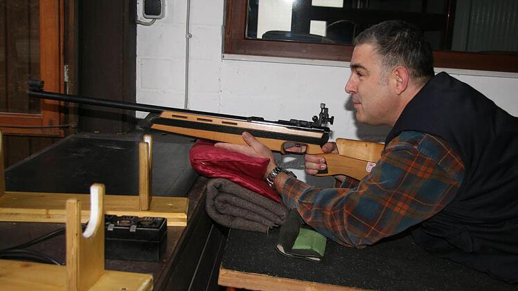 Auch Reservist Michael Ries fühlt sich bei den Schützen in Kulmbach-Ziegelhütten zu Hause  und übt gerne.