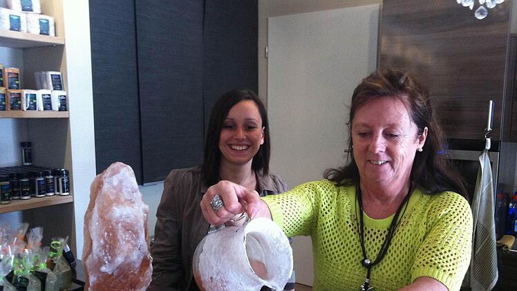 Den Soledrink gibt's nach der Entspannungsphase in der Salzgrotte: Petra Stupka (rechts) und ihre Mitarbeiterin Tanja Beckert kennen das richtige Mischungsverhältnis. Foto: Christiane Lehmann