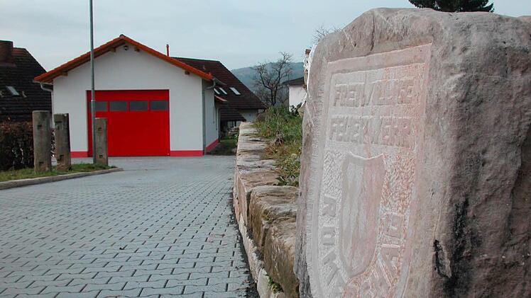 Erwin Schneider meißelte das Wappen der Wehr in Stein.