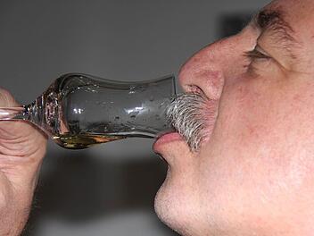 Genießer kommen auf ihre Kosten: Das Aroma edler Brände bleibt nach dem Trinken noch einige Zeit im Gaumen. Bei den "Tagen der edlen Brände" können die Besucher bekannte und neue Kreationen der heimischen Brenner kosten. Fotos: Gerd Schaar