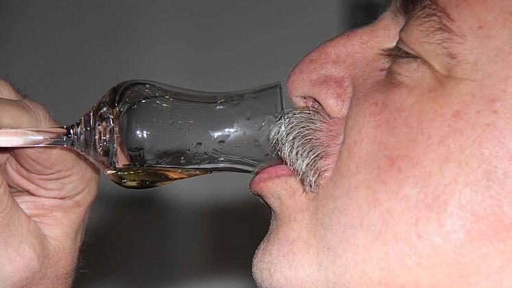 Genießer kommen auf ihre Kosten: Das Aroma edler Brände bleibt nach dem Trinken noch einige Zeit im Gaumen. Bei den "Tagen der edlen Brände" können die Besucher bekannte und neue Kreationen der heimischen Brenner kosten. Fotos: Gerd Schaar