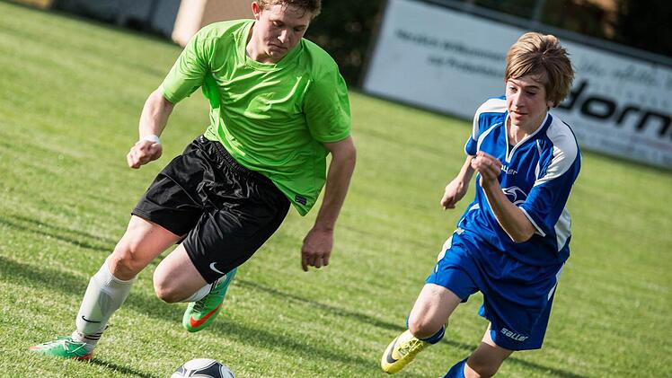 Jakob Schramm (links) von der JFG Oberland im Laufduell mit dem Motschenbacher Stefan Röhrich. Im Spitzenspiel kassierte die JFG jüngst die erste Saisonniederlage (1:4).