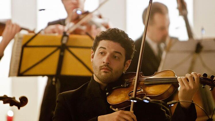 Attila Gergely beeindruckt als Solist auf der Geige beim Weihnachtskonzert mit dem Collegium musicum Coburg.Fotos: Jochen Berger