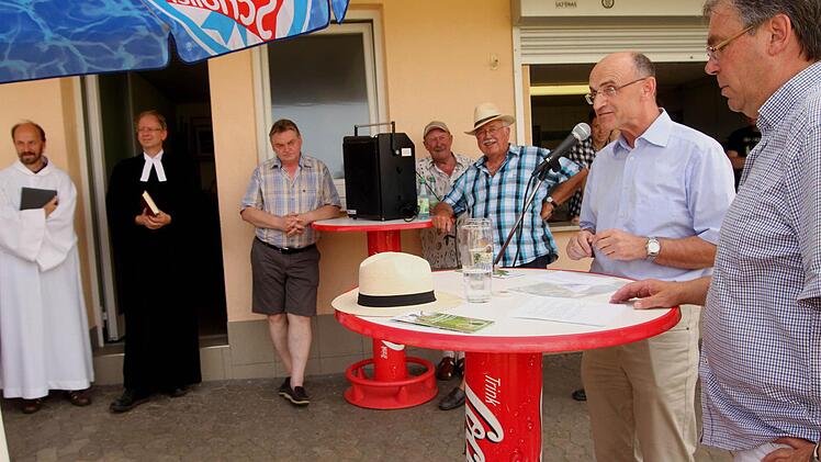 Bürgermeister Bernhard Ruß und Landrat Wilhelm Schneider (von rechts) waren voll des Lobes über das gelungene Werk. Foto: Günther Geiling