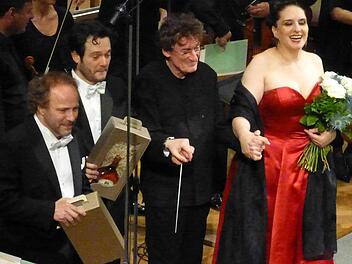 Am Ende der "Notte italiana" (von links): Daniel Kotlinski, Arturo Chacón-Cruz, Jacek Kaspszyk und Norma Fantini lassen sich vom Publikum feiern. Foto: Ahnert