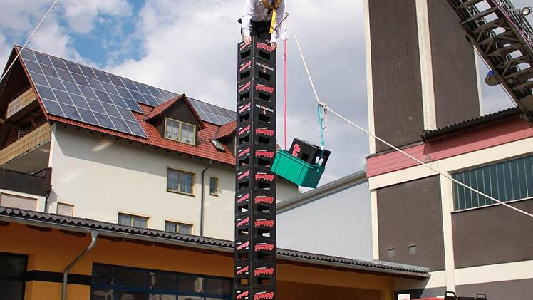 Beim Getränkekisten-Stapeln schaffte Schirmherr Steffen Vogel mit 25 Kästen eine der Bestleistungen des Nachmittags. Foto: Katharina Becht