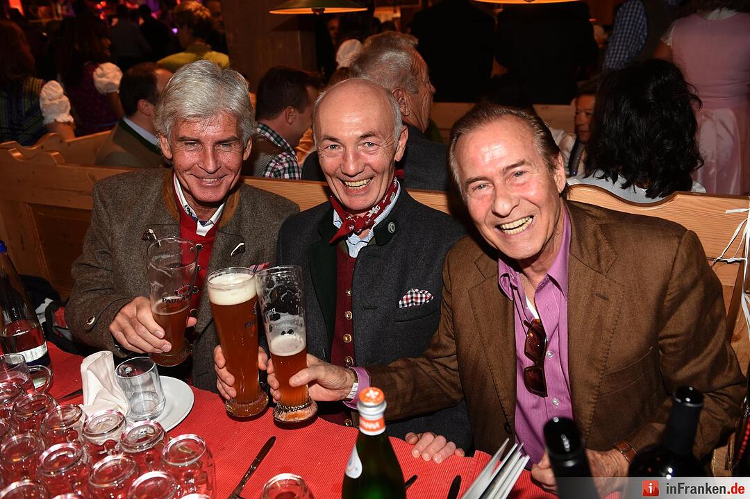 Der Moderator Frederic Meissner, (l-r) Gottfried Zmeck, Vorstandsvorsitzender Mainstream Media AG, und der Sänger Michael Holm feiern am 23.09.2015 in München (Bayern) auf dem Oktoberfest bei der Radio Gong Wiesn im Weinzelt. Die 182. Wiesn dauert bis zum 04.10.2015 und wird rund sechs Millionen Besucher aus aller Welt anlocken. Foto: Felix Hörhager/dpa