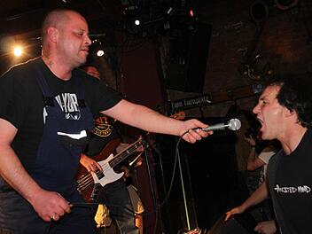 "Sing mit!", fordert Sänger Sascha Nießner seinen Freund Stefan Wich aus Kulmbach auf. Dieser lässt sich das nicht zweimal sagen. Foto: Stephan Stöckel
