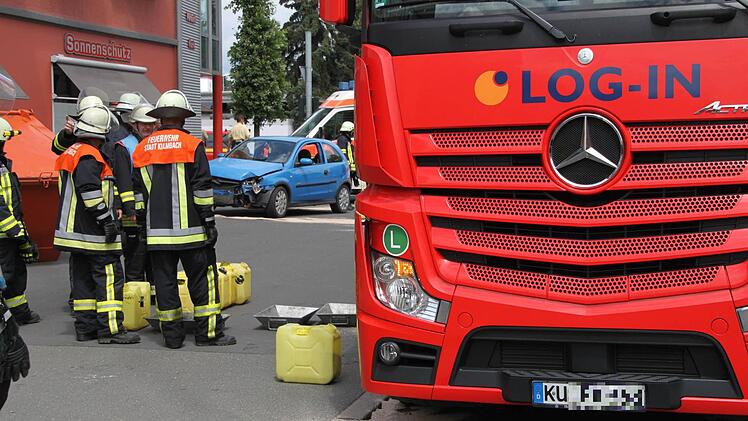 Bis 13.45 Uhr gab es Verkehrsbehinderungen an der Unfallstelle. Foto: Stephan Tiroch