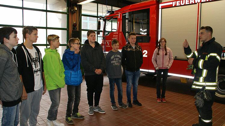 "Teamgeist und Vertrauen sind das Wichtigste bei der Feuerwehr", erklärte Fabian Hümmer seiner Arbeitsgruppe der Mittelschule, die er ein Schuljahr lang unterrichtet.