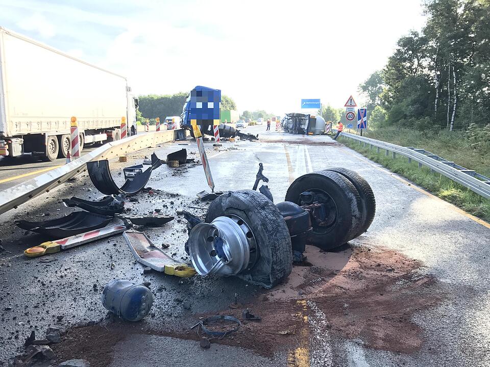 Unfall auf A9: Sattelzug prallt gegen Baustelle