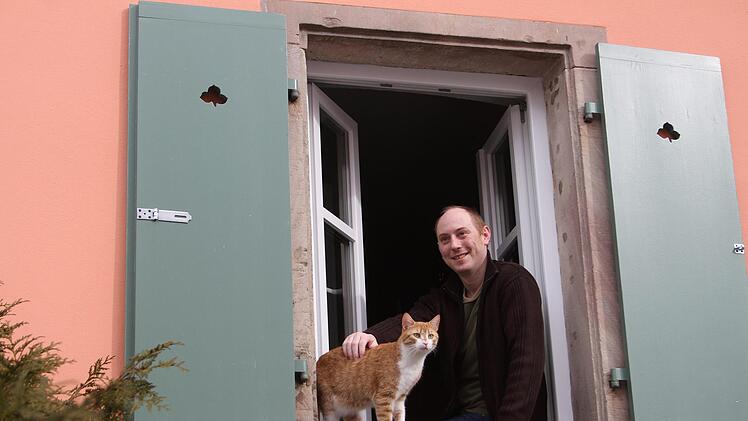 Fenster auf und die Sonne genießen: Lorenz Beutner mit Katze StrifflerSonny Adam