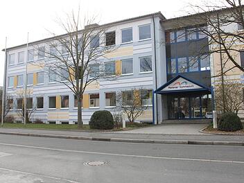 Seine Schulen sind dem Landkreis lieb und teuer. Die Physik- und Werkräume im  Osttrakt des Meranier-Gymnasiums in Lichtenfels (Bild) sollen in den kommenden Jahren umfassend saniert werden. Ramona Popp