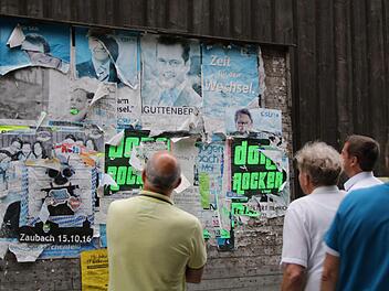 Fast schon historischen Wert hat die Plakatwand an einer Scheune in der Wehrstraße.Klaus Klaschka