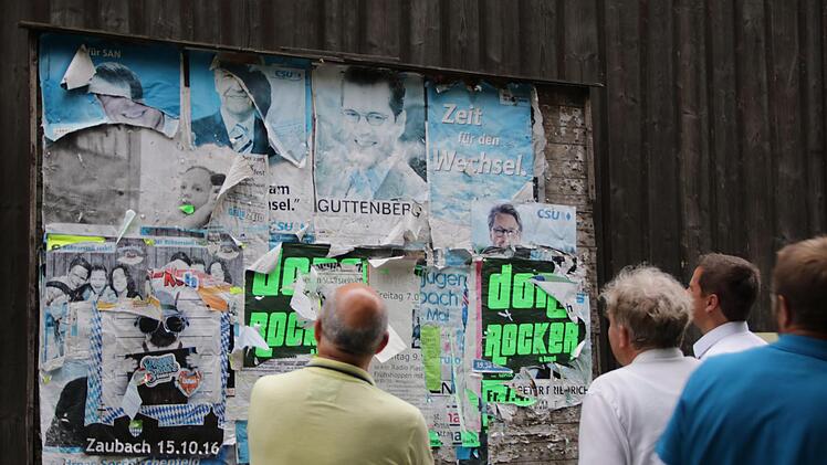 Fast schon historischen Wert hat die Plakatwand an einer Scheune in der Wehrstraße.Klaus Klaschka